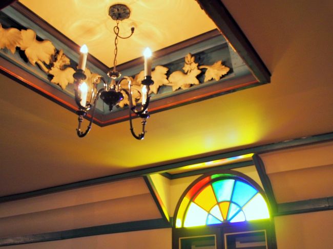 可愛らしいシャンデリア、そしてステンドグラス。