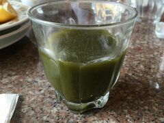 朝食にて。日替わりジュースは「フーチバージュース」（よもぎ）