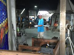 琉球ガラス村で、ガラス作りの職人さん。