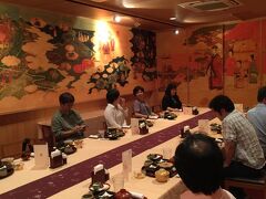 フライトが30分遅れて到着。もうお腹すいたー。
昼食は、糸満にある「首里天楼別邸」。
団体受け入れ専用のレストランです。
