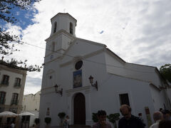 こちらはエル・サルバドル教会．
特に入ってはいませんが，この教会前の広場にステージができています．