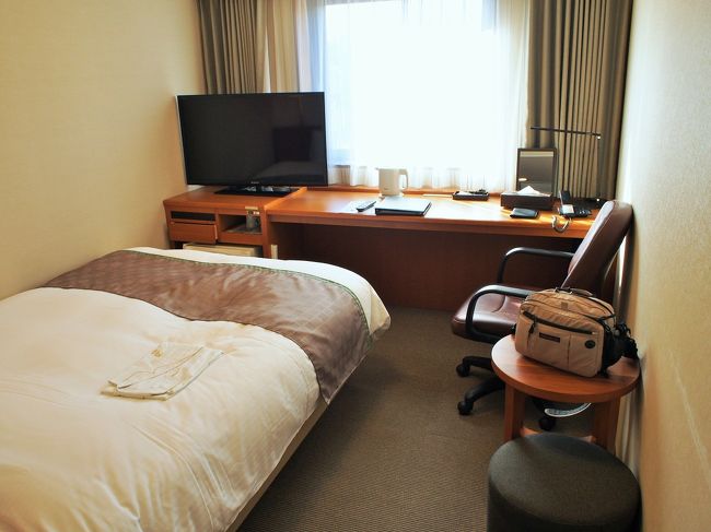 ４階の禁煙シングルルームに通されました。<br /><br />部屋は広いわけではないですが、<br />とても使いやすくて良いです。<br /><br />窓際のデスクが大きいのもうれしい。