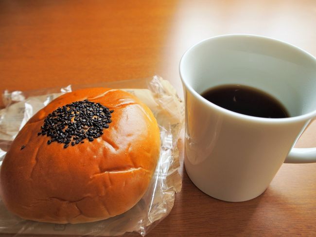 あんパンとコーヒーでしばし休憩。<br /><br />リッチモンドホテルにはお茶セットにドリップ式コーヒーが用意されています。<br /><br />このコーヒー、結構好みの味です。