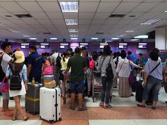 空港に到着すると早朝にもかかわらず超満員。