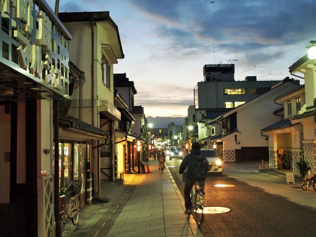 家路を急ぐ人々。