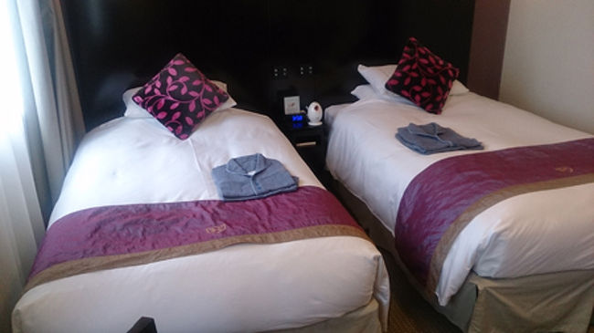 20150619　PB6月<br /><br />今日はマリオットさんがとれなかったので、近くのホテルへ………。<br />しかしチェックインする時にうるさくわめきたてるおっさんが。<br /><br />「私はねぇ、いろいろなホテルに泊っているんだ！こんな侮辱的な対応を取られたことは初めてだ。あなたがどうにかしてくれるといったんだから、あなたがどうにかしなさい。私はあなたに話しているんだ。あなたの上司ではない！」<br /><br />みたいなとてつもなく勘違いしてる男が…ね。<br />いろいろなホテルに泊ってる…なるほど上等だ。しかしだ。ビジホに何をお求めに？<br />バトラーサービスでもあるところにいきたまえよ。<br />そんな気分の中、チェックイン。しかしうるさい。声がでかい。恥ずかしい。どこの会社のどんな役職の男なのかまで確かめたくなるレベルの恥ずかしさ。<br />引くわぁ…………。<br /><br />宿泊費無料にしますでも求めてるんじゃなかろうかというくらいに、堂々巡りの会話は、結論に至ることがなく、一方的に謝り続ける女性スタッフを怒鳴り続けるという。<br /><br />なんだよこれ、ストレス発散かよおっさん。<br /><br />となったのは言うまでもない。<br />もうそんなに腹立ってるなら、他のホテルでも紹介してもらっていけばいいよ。とりあえず<br /><br />チェックインさせてくれよ……<br /><br /><br />そんなこんなでチェックインできまして……。こちらのお部屋でした。<br />