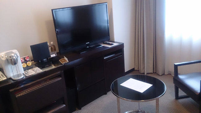 テレビと小さなデスクが。<br />しかしPC使うにはとてつもなく不便な部屋だ。