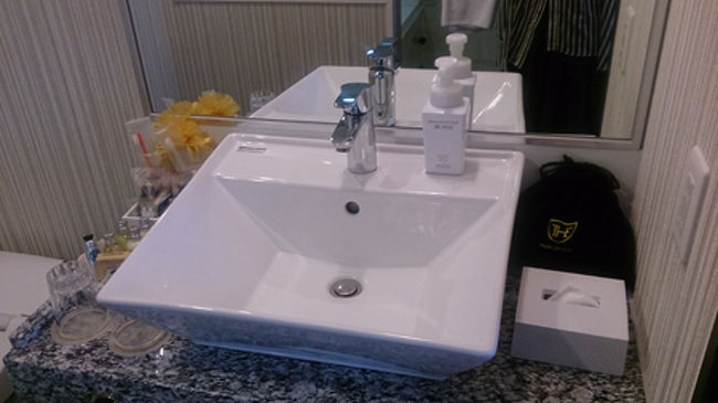 バスタブの機能すさまじく優秀。<br />右側の袋はドライヤー