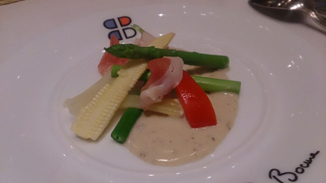 季節野菜と生ハムのサラダ　アンチョビソースと一緒に<br />バーニャカウダの冷たいソースです。