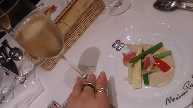 珍しくお酒があとでとどきました。<br /><br />Aperitif Maison Jean Paul-Mette Melon<br />ジャンポールメッテさんはかなりの確率で出て来る方です。<br />メロンのリキュールと…そして前菜のサラダ。合わせて生ハム！（まさかの）