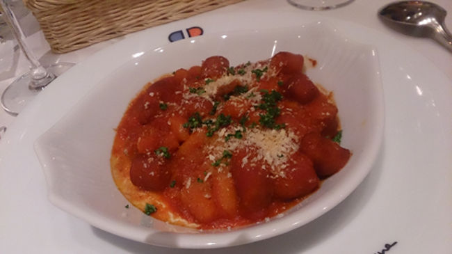 鴨腿肉のコンフィとチョリソーのカスレ仕立て<br />カスレは地域のお食事。<br />しかし…これ塩味がきつく、最後まで食べられない……ワインがあっても無理でした。残念。