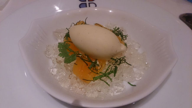 デザート<br />甘酸っぱい枇杷のコンポート　バニラのアイスを添えて<br />本日一番のおいしさでした。<br />うーん今日のお料理はイマイチですね……どれも味が……こい。<br />そんな中、このデザートがさわやかに口腔を満たしてくれました。