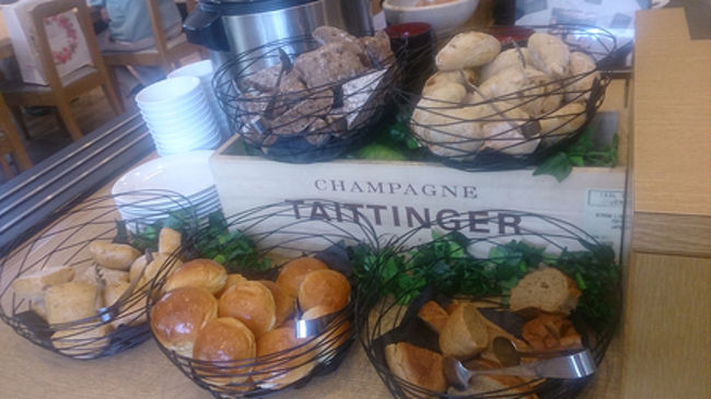 少々残念な思いを引きずりつつホテルへ移動。お休みなさいをしまして……翌日は朝食付きのプランでしたので、朝ごはんを頂きにいきました！！！<br /><br />パンは五種類。<br />黒糖パンまであって、なかなか楽しい。