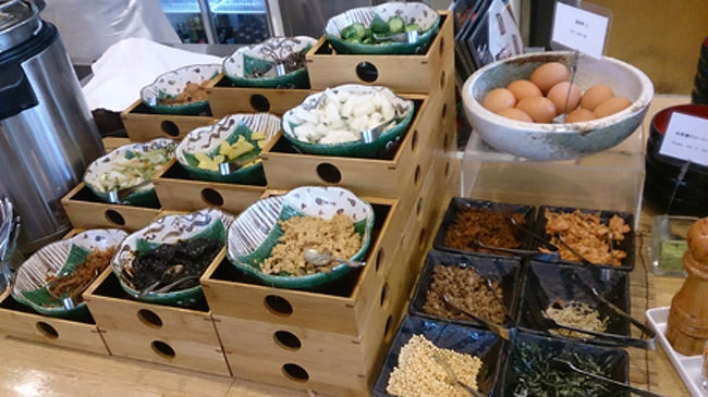 和のものー！<br />お粥のためのものがたくさん並んでいます。