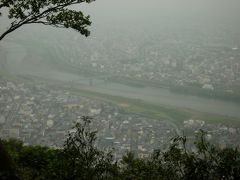 金華山からの眺め。ちょうど雨が降ってきて、もうひとつ。