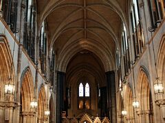 ダブリニアの３階に架けられた橋を渡ってクライスト・チャーチ大聖堂にやってきました。

１階に降りて入場料を払い（６ユーロ＝約840円）、早速見学開始。

このクライスト・チャーチ大聖堂、ダブリン最古の教会と言われ、建立されたのはヴァイキング支配下の1038年。当時ダブリンを治め、カトリック保護政策をとっていたデーン系ヴァイキングの王シトリックにより木造教会として建てられたのが最初でした。

その後イングランド（アングロ・ノルマン）のヘンリー２世によりアイルランド侵攻が始まると、1172年、この教会はアングロ・ノルマン系貴族たちの寄進により、現在まで続く石造りのものに建て替えられることとなります。