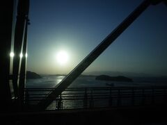 そして瀬戸大橋を渡る！島々が朝日に照らされ綺麗。四国上陸までもう少し。

