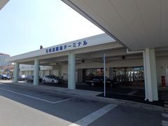 そして離島ターミナルです。八重山諸島との連絡船はココから多数出航しています。
観光会社は幾つかあり、色々なアクティビティと船のチケットがセットで販売されていたりもしますから、とりあえずココへ来て考えるのも良いかもしれません。
今回は竹富島への往復と水牛車に乗れるプランにしました。一人2,200〜2,400円で販売されていました。