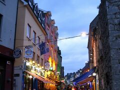 さて、部屋に荷物を置き、夕食を食べにゴールウェイの街に繰り出します。

駅前のエア・スクエアを南西に進み、ショップ・ストリート（Shop St.）からハイ・ストリート（High St.）に至る辺りがゴールウェイの賑わいの中心部という感じ。

時刻はもう２１時を回っていますが、空はまだ少し明るいですね。