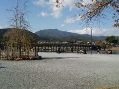 渡月橋はいっぱい修学旅行の中学生がいました。
山は少し紅葉し始めています。