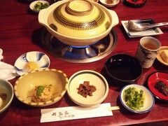 嵯峨野で湯豆腐。
3,800円の湯豆腐の定食のみです。
湯豆腐に、天ぷら、ごま豆腐、刺身こんにゃく、温泉卵などなど
ヘルシーな料理でした。
