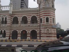 そして、帰りはバードパークからタクシー利用で
パビリオンまで。

あ！
ここ、有名スポット。
最初のクアラルンプール滞在時に来ました。

左側に広場があるところですよね。

ええ〜〜っと、
スルタン・アブドゥル・サマド・ビル
とムルテカ・スクエア。

ムルテカ・スクエアで何かやっていました。