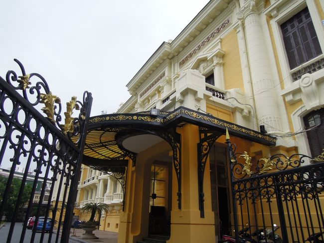 脇の門も重厚。ここだけみたらベトナムじゃないね、パリだね。