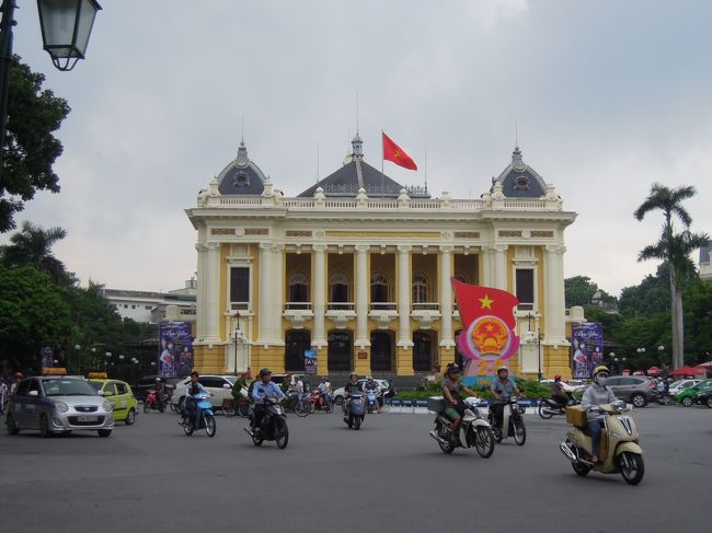 ここから見ると、このバイクの多さが、もうパリには見えない、ベトナムですよ。<br /><br />ハイカラな大劇場とバイクの多さがどうにもミスマッチに感じる。