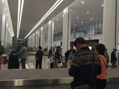 映画を見たり、寝たりしているうちに
ハノイ　ノイバイ空港に到着。

荷物を受け取るのに少し時間がかかりました。