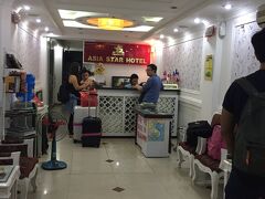今回泊まるホテル、ＡＳＩＡ　ＳＴＡＲ　ＨＯＴＥＬに到着。

旅行会社で予約しているはずなのに、
この日は満室らしい…

なぜか近くにある別のホテルに連れて行かされました。
（そっちのホテルの方が総合的によかったんだけどね笑）