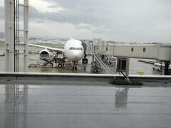 福岡空港到着です。乗ってきたB777にお別れです。そして、福岡は雨でした。