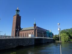 最初の目的地、市庁舎に到着。運河の先端にあり防衛の砦にも見える建物ですね。ノーベル賞の祝賀会などにも使われる建物です。いつか呼ばれてみたいですね（研究者でもないですけど・・・・）