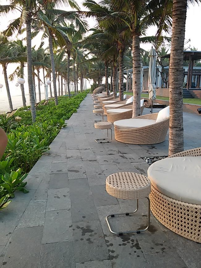 ビーチ前です。<br /><br />朝日がとても綺麗で癒されました。<br /><br />旅行前、ハードスケジュールだった夫の為に、この日はホテルにお籠り決定！