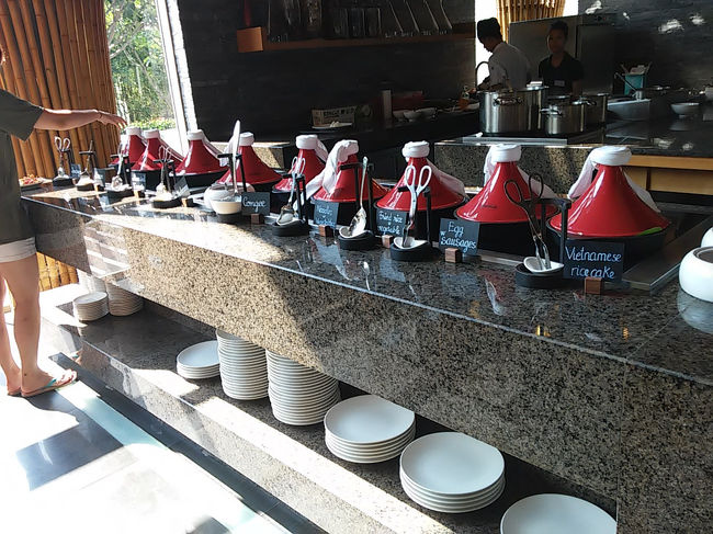 さぁ、初日の朝食ですよー♪<br />タジン鍋的な入れ物には、色々なおかずが日替わりで入ってました。<br />