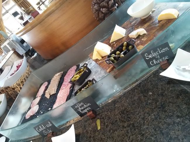 これはハム類、チーズやオリーブなど。<br />