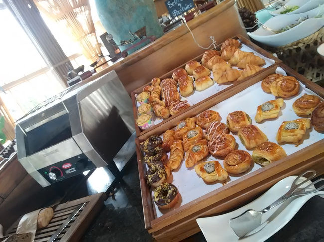 デニッシュパンコーナー。<br />小さいので何個も食べられそうですが、他も美味しいのでね。<br />加減しないと大変なことになります。(笑)