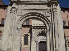 キャピトル広場から徒歩１０分もかからずに、ミエジェルヴィル門が見えてきました。