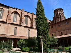 公園で休憩をした後は、オーギュスタン美術館へ。

キャピトルから徒歩でも行けますが、パスがあるので使います。
地下鉄で一駅です。
地上に上がって、地図を片手に探しますが、右も左も東も西もわかりません。
信号待ちをしていた若い女性に尋ねたところ、連れて行ってくれました。

日本から来たことを話すと、「おーー！ジャパ〜〜ン！！」と言ってとっても嬉しそうにしてくれました。
日本文化、特に茶道に興味があって、日本に行ってみたいとのことでした。

とってもチャーミングな女性でした。

トゥルーズに来て、またまた親切な人に出会いました。