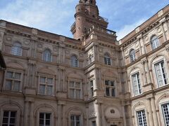 キャピトルから、次はガロンヌ川方面を散策します。

バンベルク財団（アセザ館）
建物だけカメラに収めて退散しました。