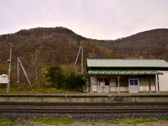 というわけで、遂にやって来ました〜、下白滝駅
“白滝シリーズ”の最も網走側に位置する駅でもあり、“白滝シリーズ”を巡る起点となる秘境駅であります