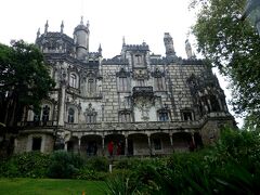 ツーリストインフォ前のバス停から5分ほどで到着！
レガレイラ宮殿は１７世紀に王族の別荘として建てられた館。
その後20世紀初めにブラジル出身の富豪が買い取り、改装を加えられたとか。
レガレイラ宮殿の入場料は６ユーロ。