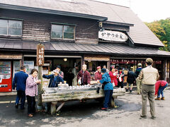 ８時50分発のJRバスみずうみ４号に乗車。
途中、必ず休憩で立ち寄る萱野茶屋では、三杯飲めば長生きできるという三杯茶が無料で飲める。