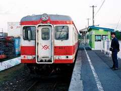下北駅に着いた頃には、もう陽が傾き、逆光に光るススキと満開の秋桜を前景にした釜臥山が、そのきれいなシルエットを見せていた。
ここで下北交通線に乗り換え、むつ市の中心田名部駅で下車。
今夜の宿は、高台にある天然温泉付きのむつグランドホテルだ。

※下北交通線は現在廃線となっています。