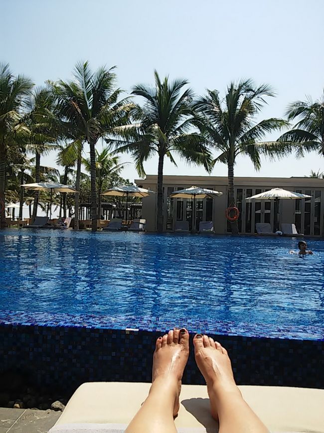 出発前に多忙を極めた夫。<br /><br />初日はただひたすらプールでのんびりすることに！<br /><br />気温は30℃、快晴。最高です〜\(^o^)／