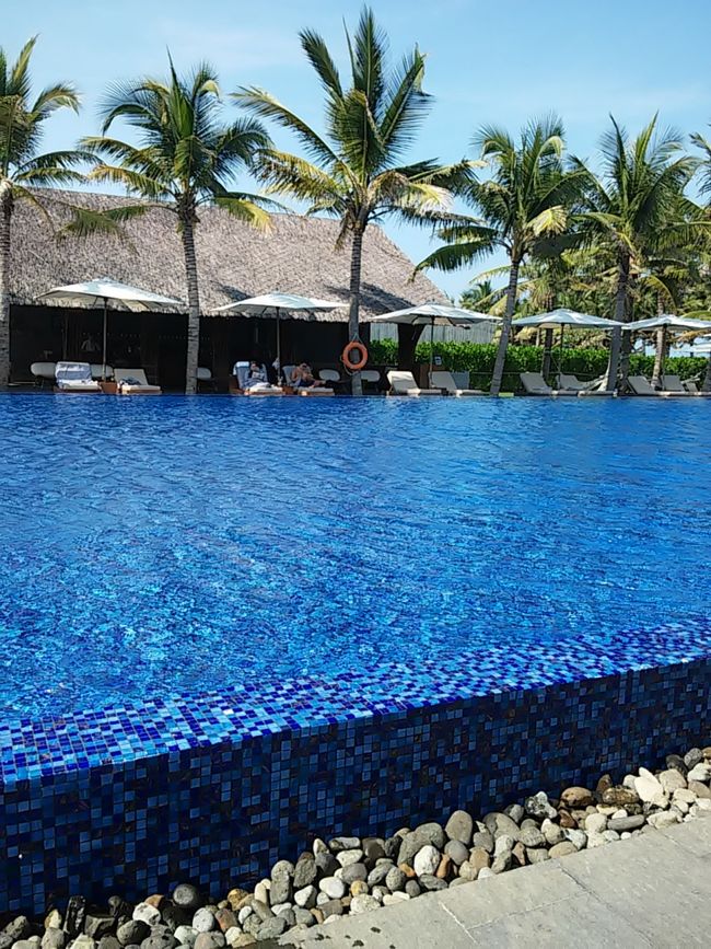 インフィニティプール！<br />日本人は私達のみって感じでした。<br /><br />この日は夕食もホテルのレストランで。<br /><br />ゆっくり過ごしリフレッシュ♪<br />明日は五行山へ自転車で行き、登山です。