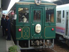 延岡駅からは高千穂鉄道に乗り換えます。団体貸切でトロッコ列車が連結されていました。
