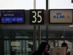 KLMオランダ航空でアムステルダムへ直行便のフライトです。
一度、直行便を経験すると乗り継ぎ便はしんどいです。
関空は北米やヨーロッパの路線が少ないのが悲しいです（涙）
基本的に事前にどのゲートになるかも確認しておきます。
ゲートは35番でした。
関空のホームページを確認しておくと色々な情報が分かります。

10:25　（KIX)関西国際空港
↓（KL0868）KLMオランダ航空0868便
15:10　（AMS)スキポール空港