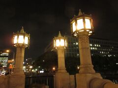 そして、淀屋橋の欄干にある街灯です。

中之島中央公会堂は、平日の午前中なら
ガイド付きの見学ツアーなども
されていると思います。（要予約）

10/31には、初のハローウィンパーティも
開催されるようですよ。^^


最後までご覧下さり
ありがとうございました。
