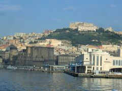 カプリ島に向けてナポリ港を出港しました。
丘の上にはサン・マルティーノ美術館とサンテルモ城が見えます。