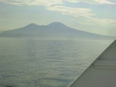 左舷にはベスビオ火山がその雄姿を現しています。
朝もやがかかっているんでしょうか、少しかすんでいますね。